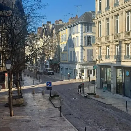 Authentique 2 Chambres, Hyper Centre, French Corner Apartment Troyes