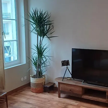Authentique 2 Chambres, Hyper Centre, French Corner Apartment