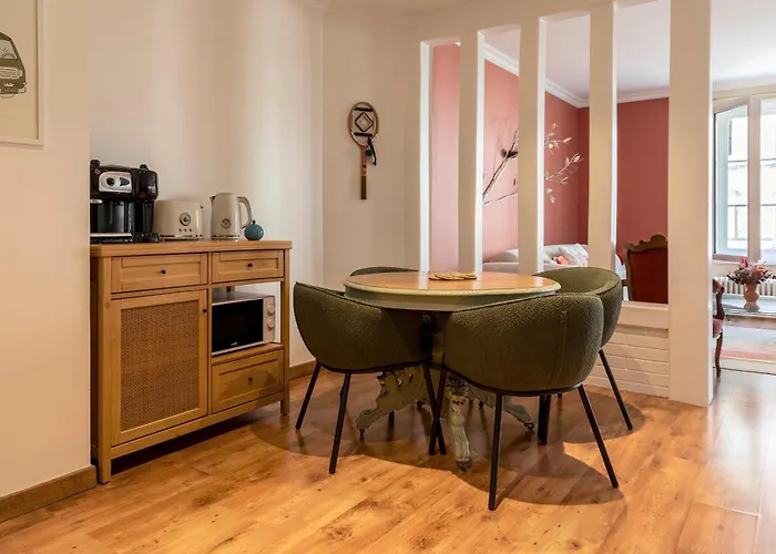 Authentique 2 Chambres, Hyper Centre, French Corner Apartment